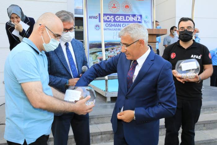 Gelincik Tepesi’nde yapılan 1.Etap 678 konutun anahtar teslim töreni Battalgazi Belediyesi yanında düzenlendi.