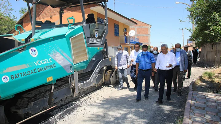 Battalgazi Belediyesi Göztepe mahallesinde toplam 7 sokağı sıcak asfaltla buluşturdu