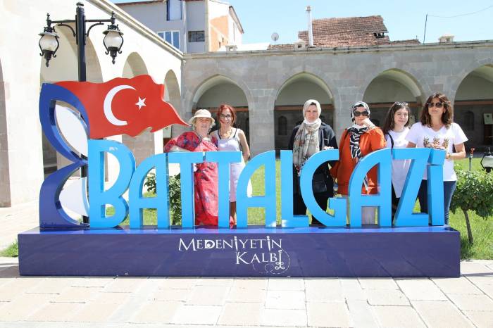 Kayısı Çiçeği Festivali’ sonrasında Antalya’dan gelen 32 kişilik turist kafilesi, Medeniyetin Kalbi Battalgazi’deki tarihi mekanları gezdi.