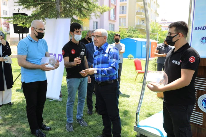 Battalgazi Belediye Başkanı Osman Güder, “Kura ile evlerine kavuşan vatandaşlarımıza Rabbim hayırlı ve uğurlu etsin” dedi.