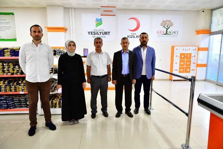 Yeşilyurt Belediye Başkanı Mehmet Çınar, Kurban Bağışını Türk Kızılay’ına yaptı.