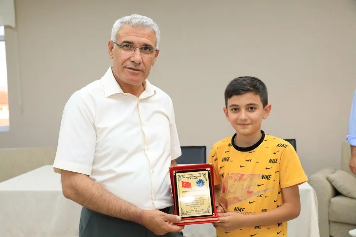 Battalgazi Belediye Başkanı Osman Güder, 25 öğrenci için düzenlenen İcazet Merasimine katıldı.