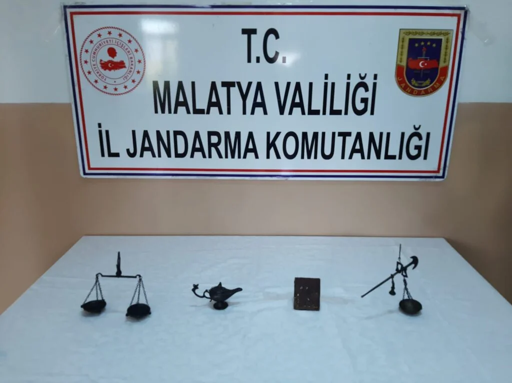 Malatya Jandarma İl Komutanlığı yaptığı operasyonda Bizans dönemine ait tarihi eserler ele geçirildi