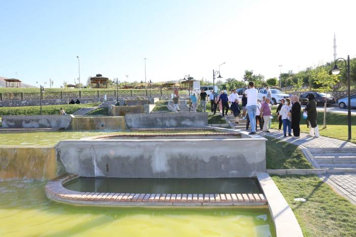 AK Parti Battalgazi İlçe Teşkilatı, Battalgazi Belediyesi tarafından ilçeye kazandırılan bazı yatırım alanları ve yapımı devam eden proje alanlarını gezdi