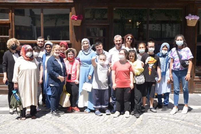 Yeşilyurt Belediye Başkanı Mehmet Çınar ile eşi Semra Çınar, down sendromlu çocukları ile ailelerini Tarihi Yeşilyurt Konaklarında ağırladı.