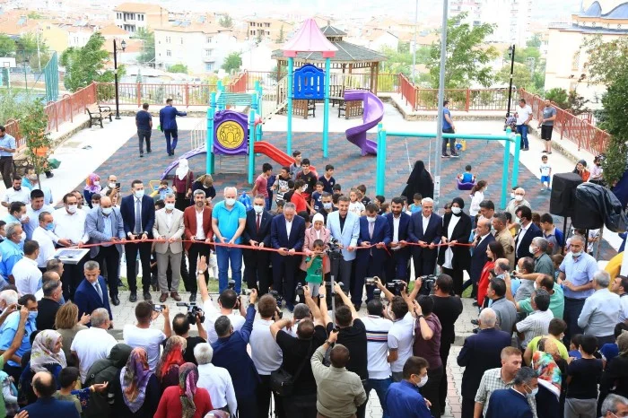 Battalgazi Belediyesi, TOKİ bölgesindeki 4 mahallede bulunan 32 adet parkta revize etti, vatandaşların hizmetine sundu.