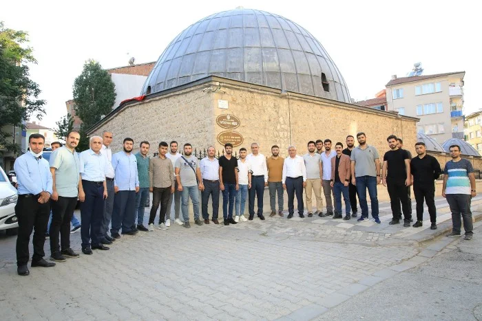 Battalgazi Belediye Başkanı Osman Güder,Tarihi Tahtalı Hamam Müzesi’nde bir araya gelerek, gençlere aşure ikramında bulundu.