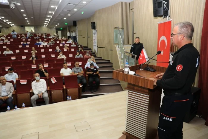 Battalgazi Belediyesi’nde görevli personellere “Afet Farkındalık Eğitimi” konulu seminer düzenlendi.