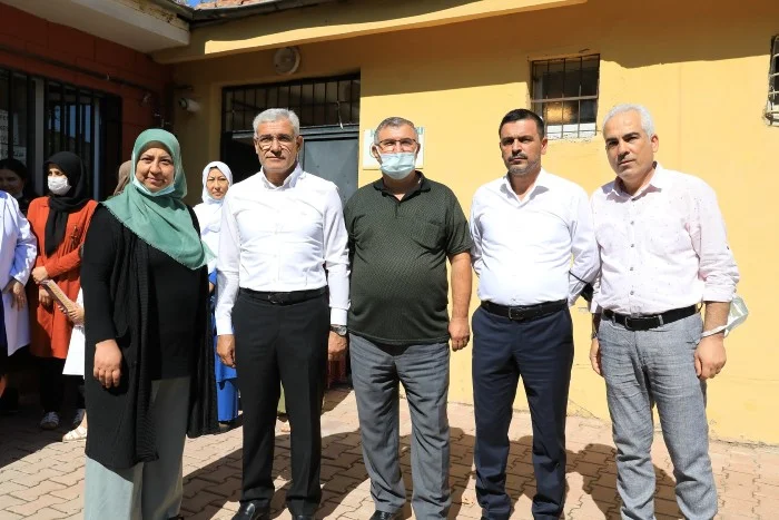 Battalgazi Belediye Başkanı Osman Güder, Halı dokuma kursundaki kursiyerlerle bir araya gelerek, sohbet etti.