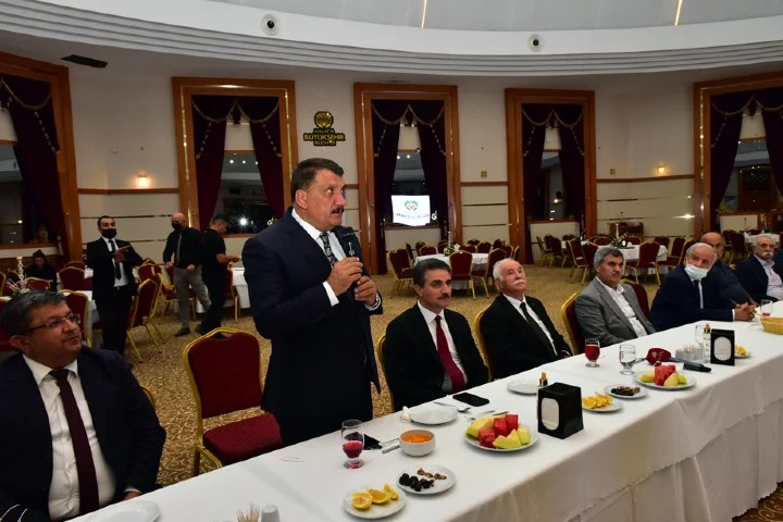 Vali Aydın Baruş, Malatya Büyükşehir Belediyesi tarafından Muharrem ayı dolayısıyla Belediye Nikah Sarayında düzenlenen iftar yemeği programına katıldı.