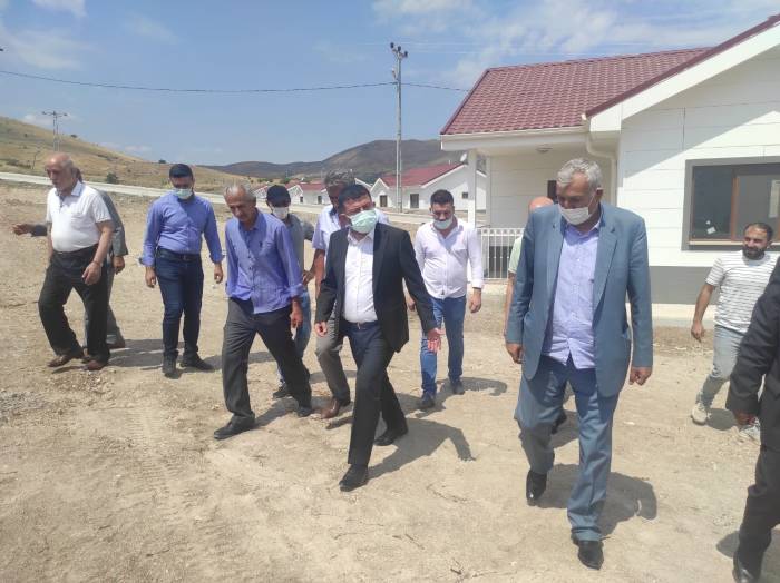 Ağbaba : “Önce 2 katlı ev yapacağız dedikleri depremzedelere şimdi tek katlı ev dayatıyorlar. AKP burada da ayrımcılık yapıyor” dedi.