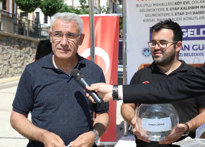 Battalgazi’de 28 adet köy evleri ile Gelincik Tepesi’nde yapılan 1.etap 38 konut ve 3.etap 15 konutun anahtar teslimi için kura töreni düzenlendi.