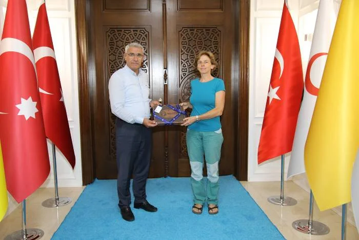 Arslantepe Höyüğü’ne Kazı Heyeti Başkanlığı yapan Doç. Dr. Francesca Balossi Restelli, Battalgazi Belediye Başkanı Osman Güder’i makamında ziyaret etti.
