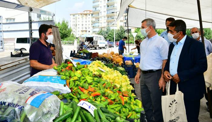 Yeşilyurt Belediye Başkanı Mehmet Çınar, Karakavak mahalle pazarını ziyaret etti