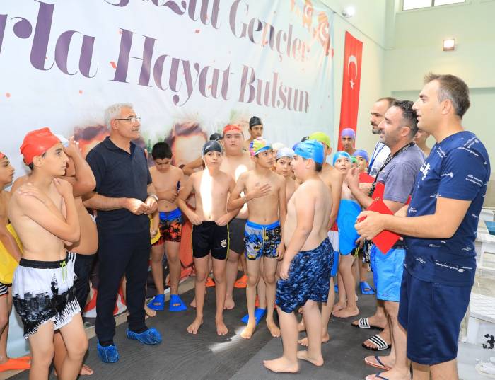 ‘Battalgazili Gençler Sporla Hayat Buluyor’ projesi kapsamında açılan yüzme kursu, gençler tarafından büyük ilgi görüyor.
