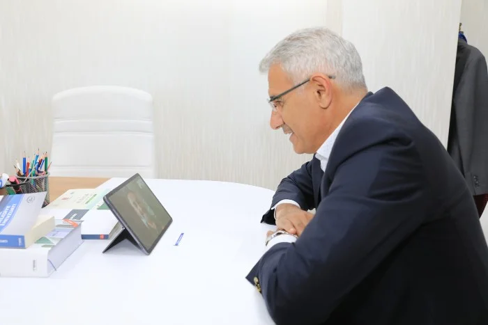Battalgazi Belediye Başkanı Osman Güder, Türkiye Ampute Milli Takımı’nın başarılı kalecisi Malatyalı Selim Karadağ’ı görüntülü arayarak, tebriklerini iletti.