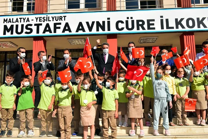Vali Baruş 2021-2022 Eğitim Öğretim Yılının İlk Ders Zilini Çaldı