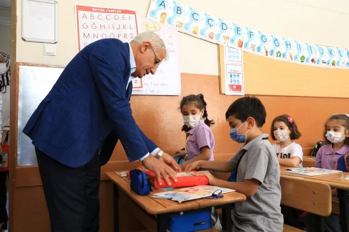 Battalgazi Belediye Başkanı Osman Güder, 2021-2022 yeni eğitim-öğretim yılının ilk gününde öğrencilerin heyecanına ortak oldu.