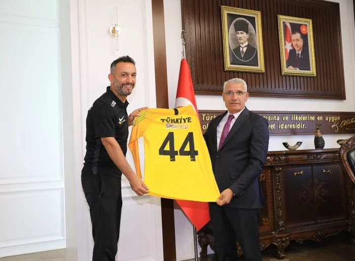 Battalgazi Belediye Başkanı Osman Güder, Milli kaleci Karadağ’dan Dünya Şampiyonluğu sözü aldı