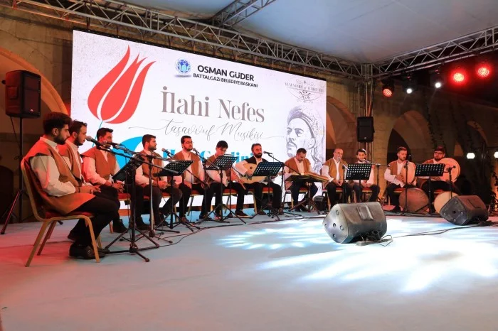 Battalgazi Belediyesi, Yunus Emre’yi 700. Yıldönümünde Tarihi Silahtar Mustafa Paşa Kervansarayı’nda düzenlediği “İlahi Nefes” isimli tasavvuf musikisi programı ile andı.