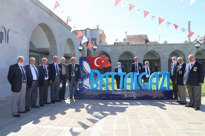 Türkiye Muharip Gaziler Derneği üyeleri ve yakınları, Battalgazi’de hayata geçirilen yatırımları ve tarihi mekanları gezdi