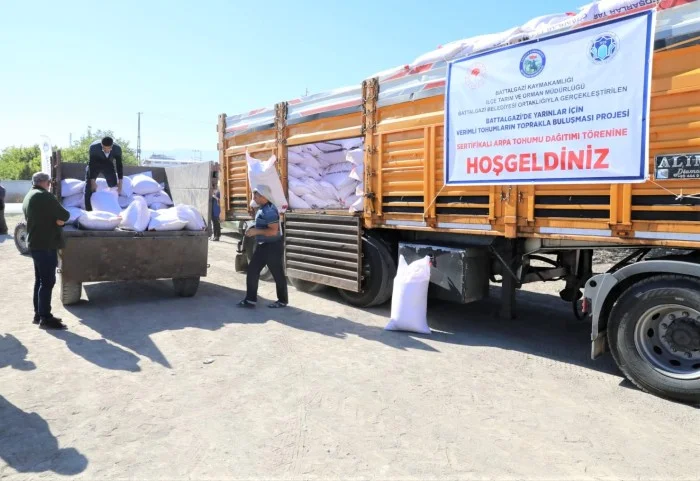 “Battalgazi’de yarınlar için verimli tohumların toprakla buluşması” projesi kapsamında, üreticilere sertifikalı arpa tohumu dağıtımı gerçekleştirildi.