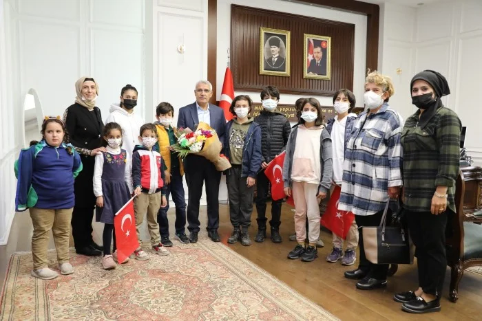 Minik Öğrenciler  ‘Başkan Amca’larının Cumhuriyet Bayramını kutladı.