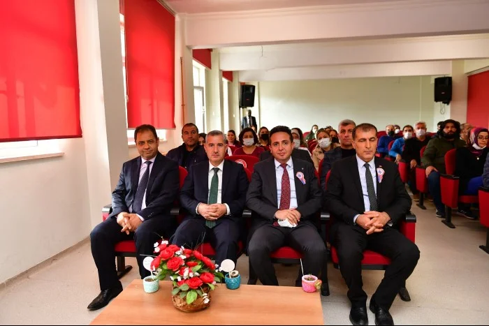 Başkan Çınar, Şehit Fuat Bozkurt Ortaokulunda düzenlenen ‘24 Kasım Öğretmenler Günü’ programına katıldı