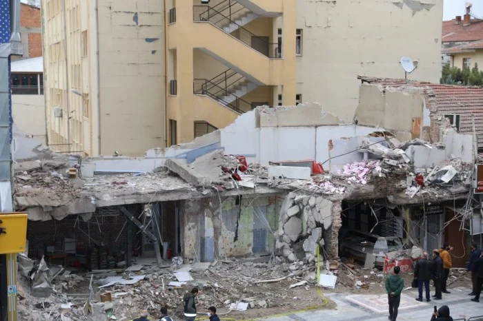 Battalgazi Belediye Başkanı Osman Güder, Tüm Malatya halkına ve yaralı vatandaşlarımıza geçmiş olsun diyoruz” dedi.