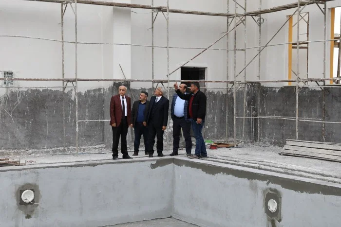 Güder, Göztepe Mahallesinde yapımı devam eden Yarı Olimpik Kapalı Yüzme havuzu inşaatında incelemelerde bulundu