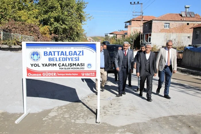 Battalgazi Belediyesi,Hanımınçiftliği Mahallesinde 7 sokakta asfalt ve kaldırım çalışmasının startını verdi.