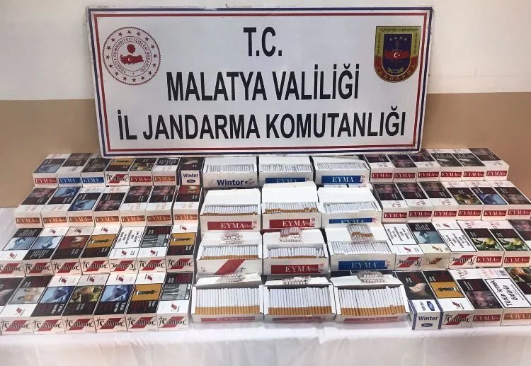 Malatya Jandarma Komutanlığı, Battalgazi ilçesinde çok sayıda kaçak sigara ve  makron ele geçirildi.