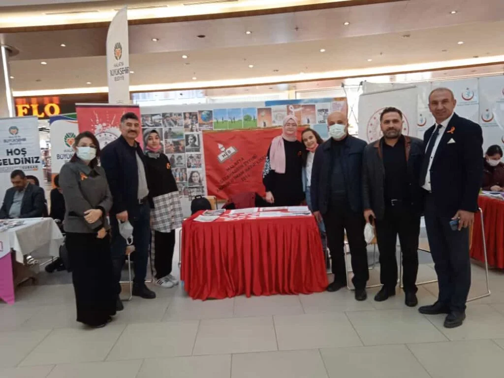 Edebiyatı Öğretmeni Esra Köylüoğlu ve öğrencileri güçlü kadın güçlü toplum sloganı ile duvar gazetesi hazırladılar