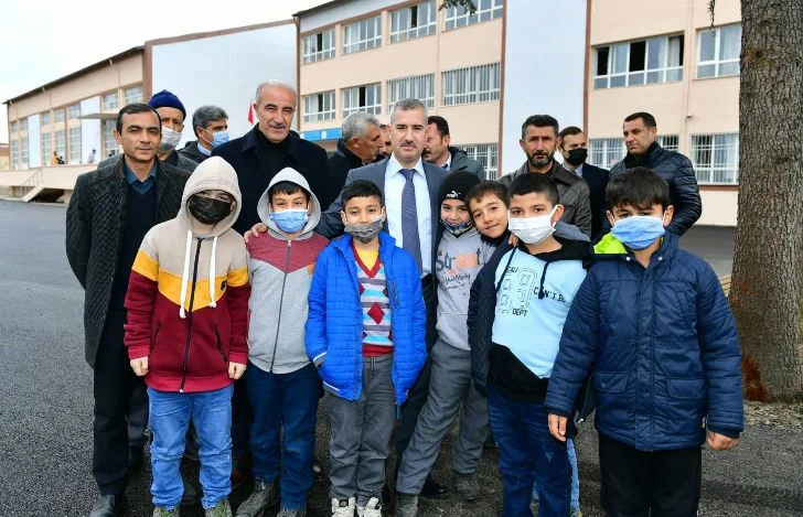 Başkan Çınar, Dilek İlkokul ve Ortaokulunu ziyaret ederek, öğretmenler ve öğrencilerle bir araya geldi.