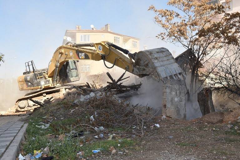 Battalgazi Belediyesi, ilçede tehlike arz eden ve görüntü kirliliği oluşturan metruk yapıların yıkımına aralıksız devam ediyor
