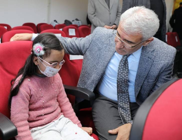 Battalgazi Belediyesi Beyaz Baston Görme Engelliler Haftası dolayısıyla “Yüreğiyle Bakanlar” adlı özel bir program düzenledi