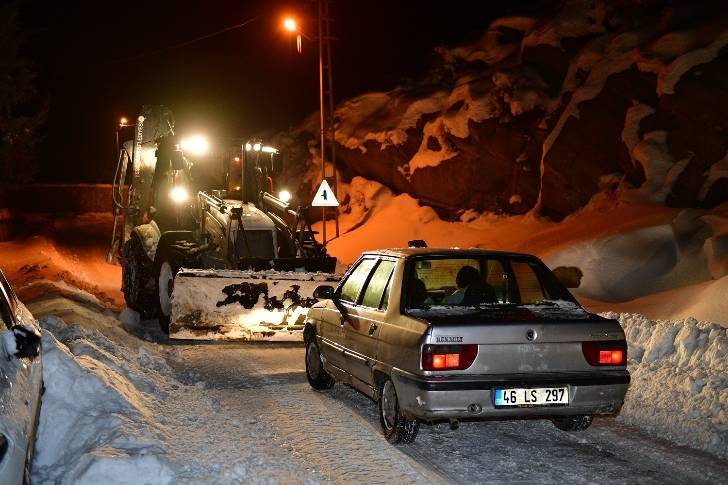 Yeşilyurt’un Kadiruşağı Mahallesi yüksek kesimlerinde kar ve tipi nedeniyle yolda mahsur kalan vatandaşların