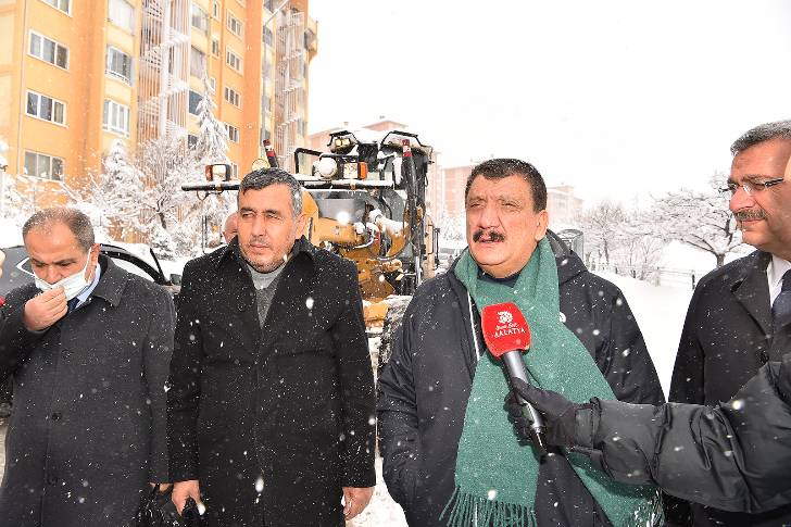 Malatya Büyükşehir Belediye Başkanı Selahattin Gürkan, Karla mücadele çalışmalarını yerinde inceledi