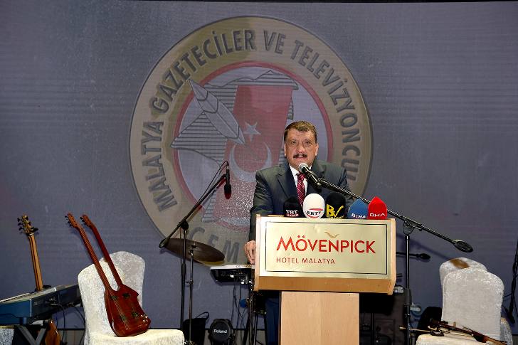 Malatya Büyükşehir Belediye Başkanı Selahattin Gürkan, 10 Ocak Çalışan Gazeteciler Günü münasebetiyle düzenlenen programda gazetecilerle bir araya geldi.