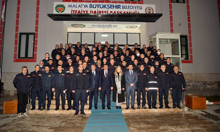 Gürkan, Büyükşehir İtfaiye çalışanlarıyla hem sohbet etti, hem de yapılan çalışmalar hakkında bilgi aldı.