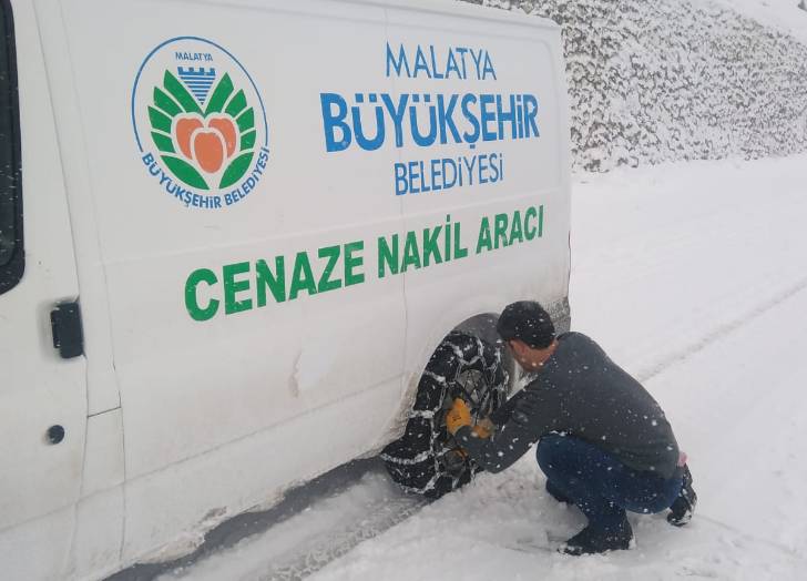Mezarlıklar Şube Müdürlüğü ekipleri, zorlu şartlarda il dışına cenaze nakil hizmetlerini de aksatmadan yapıyor.