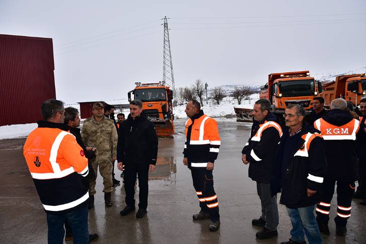 Vali Baruş Darende’de Yol Temizleme Çalışmalarına Katıldı
