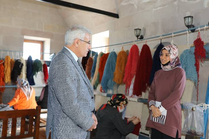 Kadınlar Hem Öğreniyor Hem De Ev Ekonomisine Katkı Sağlıyor
