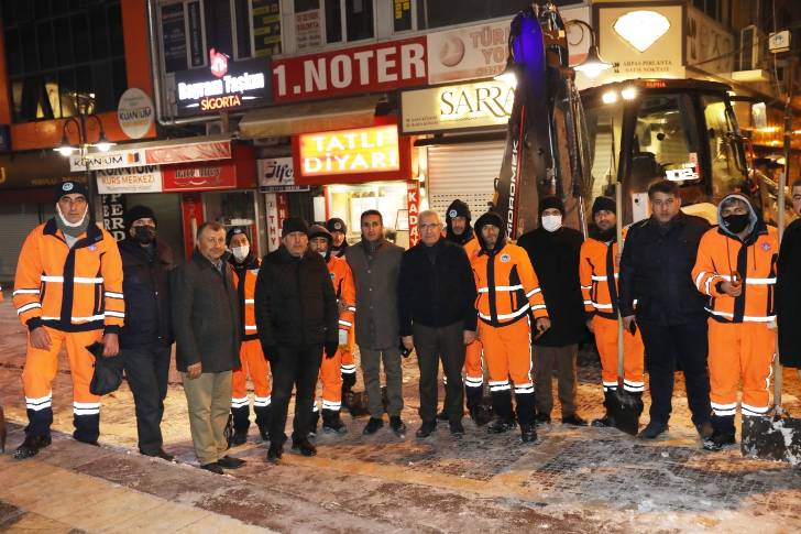 Battalgazi Belediye Başkanı Osman Güder, karla mücadele ekiplerinin kar temizleme çalışmalarını yerinde inceledi