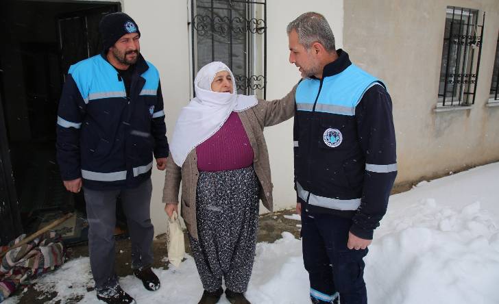 Malatya’da etkili olan yoğun kar yağışının ardından ilacı biten hastanın yardımına Battalgazi Belediyesi Yetişti