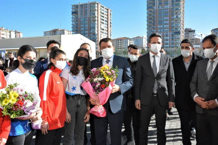 Vali Aydın Baruş himayesinde yürütülen “Başarı Rehberim Öğretmenim” projemiz kapsamında hazırlanan deneme sınavları tanıtım programı gerçekleştirildi.