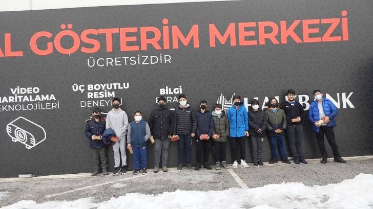 Yeşilyurt Kent Konseyi Gençlik Meclisi Gönüllüleri, Dijital Gösterim Merkezini İnceledi 