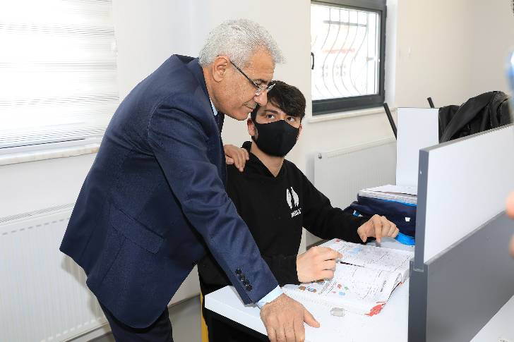 Başkan Güder, Ahmet Kekeç Semt Kütüphanesinde ders çalışan öğrencilere sürpriz bir ziyaret gerçekleştirdi.