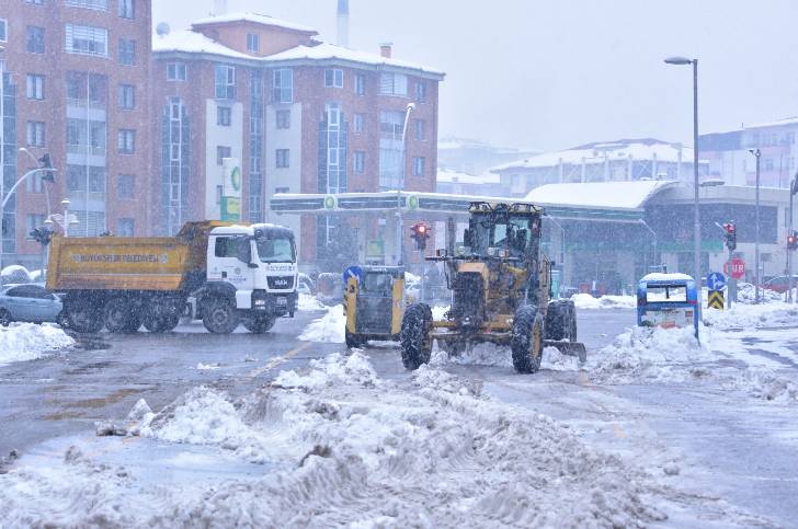 MASKİ Ekipleri yol açma, kar küreme ve kar temizliği çalışmalarını sürdürüyor.