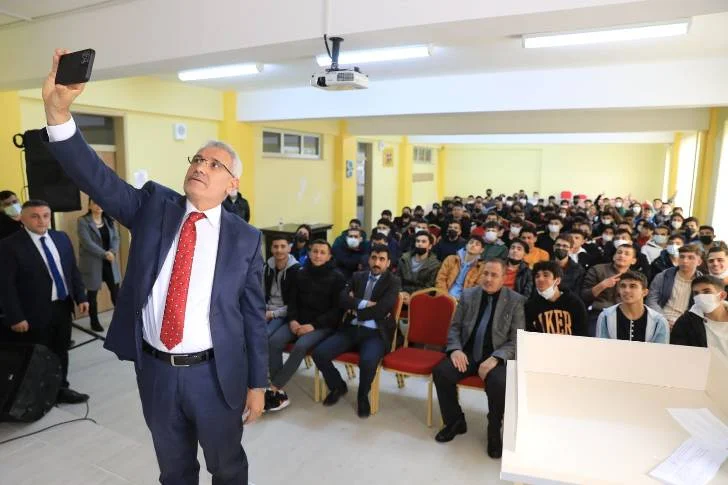 ‘Gençlerle Sınav Maratonu’ projesi kapsamında eğitim seti dağıtımlarına iki haftalık yarıyıl tatilinin ardından yeniden başladı.